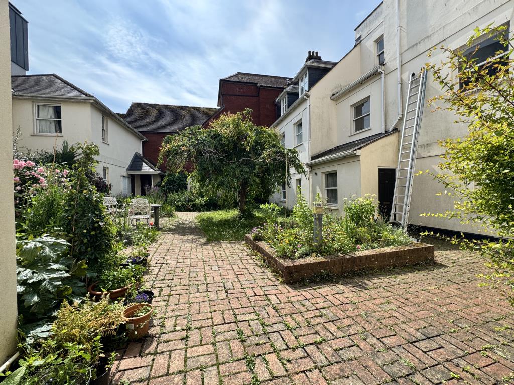 Lot: 164 - TWO-BEDROOM FLAT IN CITY CENTRE - Communal garden
